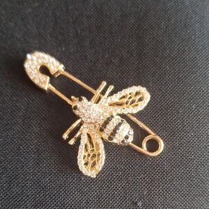 🐝 Gold Tone Rhinestone Bee Safety Pin Brooch – Crystal Insect Statement Pin